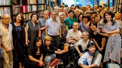 2019年6月15日尉天驄(中坐者)於新書分享會現場與眾文友合影(舊香居提供)