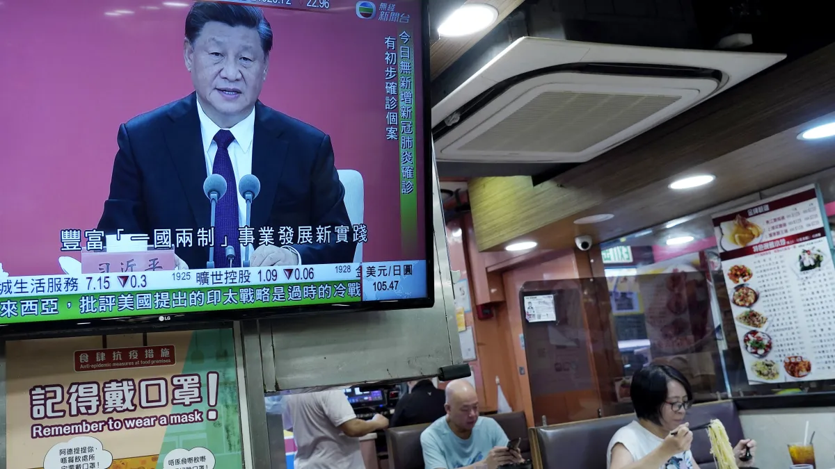 中國國家主席習近平14日在深圳出席經濟特區40週年慶祝活動,表態支持深圳實施綜合改革試點,將賦予深圳在重要領域和關鍵環節改革上有更多自主權。圖為香港餐廳播放習近平出席經濟特區週年慶祝大會(AP)