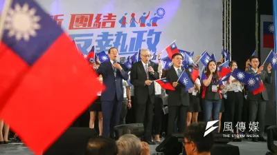 中國國民黨第20屆第1次全國代表大會,閉會典禮,黨主席吳敦義致詞後和與會代表們合唱明天會更好等曲。(陳明仁攝)