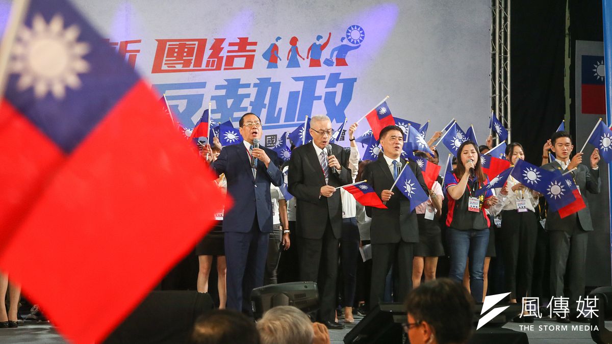 中國國民黨第20屆第1次全國代表大會,閉會典禮,黨主席吳敦義致詞後和與會代表們合唱明天會更好等曲。(陳明仁攝) 中國國民黨第20屆第1次全國代表大會,閉會典禮,黨主席吳敦義致詞後和與會代表們合唱明天會更好等曲。(陳明仁攝)