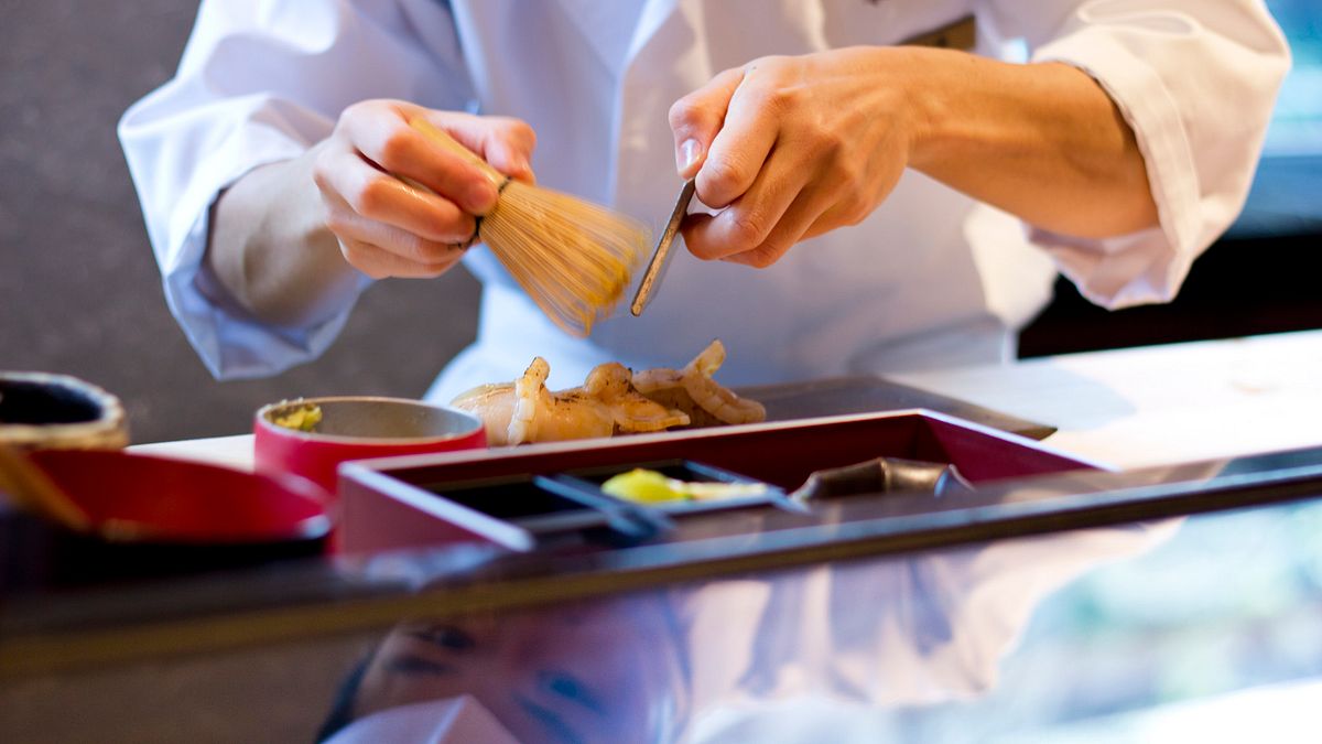 獨當一面的日本料理師傅被稱為「板前」,具有很高的地位。(圖/Japanexperterna.se@Flickr) 獨當一面的日本料理師傅被稱為「板前」,具有很高的地位。(圖/Japanexperterna.se@Flickr)