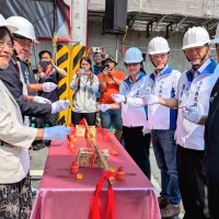 鹿谷鄉長照綜合大樓上樑 ,共計設置全日服務型100床,115年3月已完成結構體。(圖/南投縣政府) 鹿谷鄉長照綜合大樓上樑 ,共計設置全日服務型100床,115年3月已完成結構體。(圖/南投縣政府)