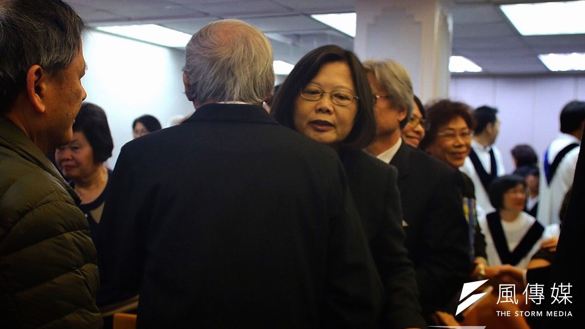 28日民進黨黨主席蔡英文出席義光教會的追思會,並與林義雄擁抱。(林韶安攝) 28日民進黨黨主席蔡英文出席義光教會的追思會,並與林義雄擁抱。(林韶安攝)