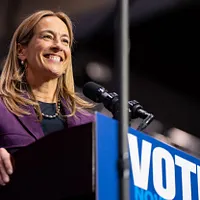 2025年11月1日、前大統領バラク・オバマ氏がニュージャージー州ニューアークで、知事候補ミキ・シェリル氏への支持を表明。(AP通信) 2025年11月1日、前大統領バラク・オバマ氏がニュージャージー州ニューアークで、知事候補ミキ・シェリル氏への支持を表明。(AP通信)