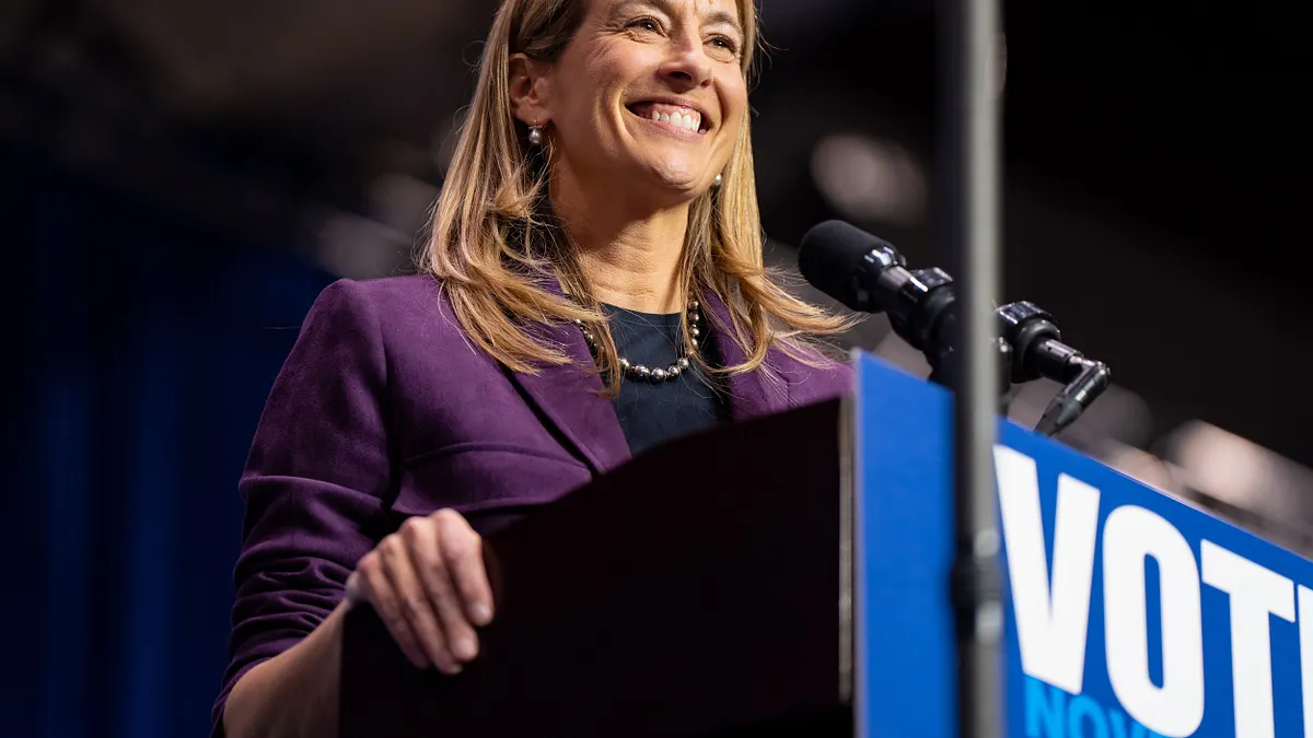 2025年11月1日、前大統領バラク・オバマ氏がニュージャージー州ニューアークで、知事候補ミキ・シェリル氏への支持を表明。(AP通信) 2025年11月1日、前大統領バラク・オバマ氏がニュージャージー州ニューアークで、知事候補ミキ・シェリル氏への支持を表明。(AP通信)