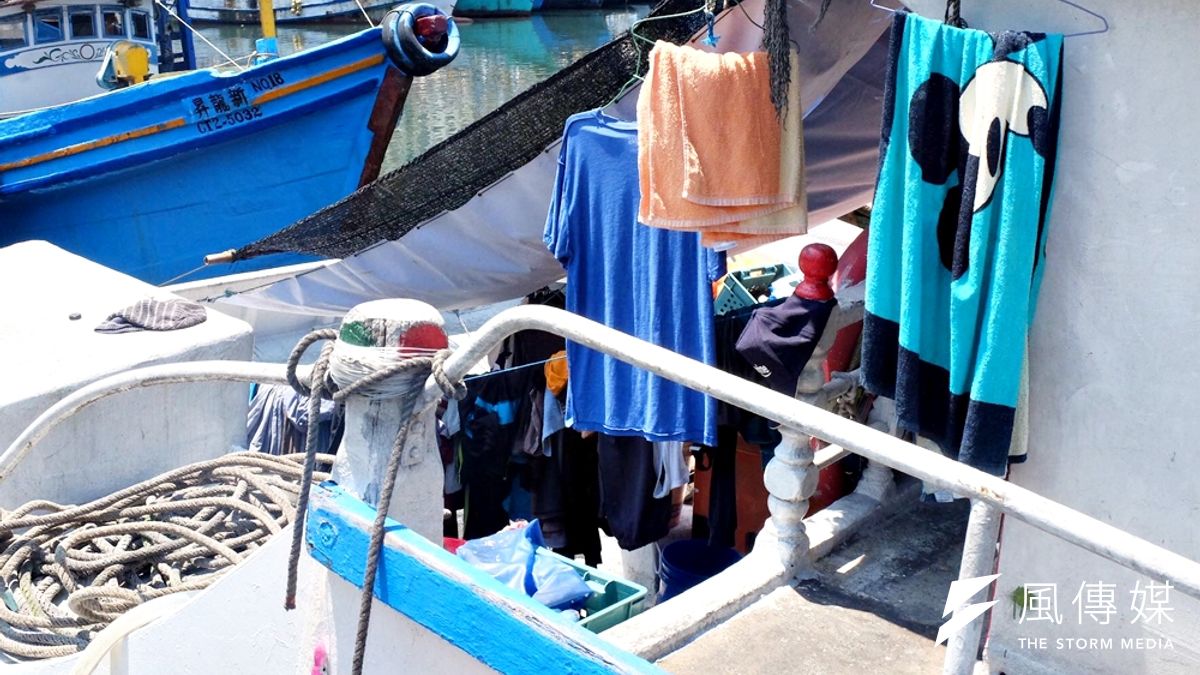 連續工作最高28小時、數十名工人搶食只有3-5人的飯菜、受了傷只能用過期藥,有人被電擊胸口雙腿廢掉無法走路、有人被船長打死以後屍體跟漁獲冰一起...多名外籍漁工第一手證詞,字句血淚...(資料照,謝孟穎攝) 連續工作最高28小時、數十名工人搶食只有3-5人的飯菜、受了傷只能用過期藥,有人被電擊胸口雙腿廢掉無法走路、有人被船長打死以後屍體跟漁獲冰一起...多名外籍漁工第一手證詞,字句血淚...(資料照,謝孟穎攝)