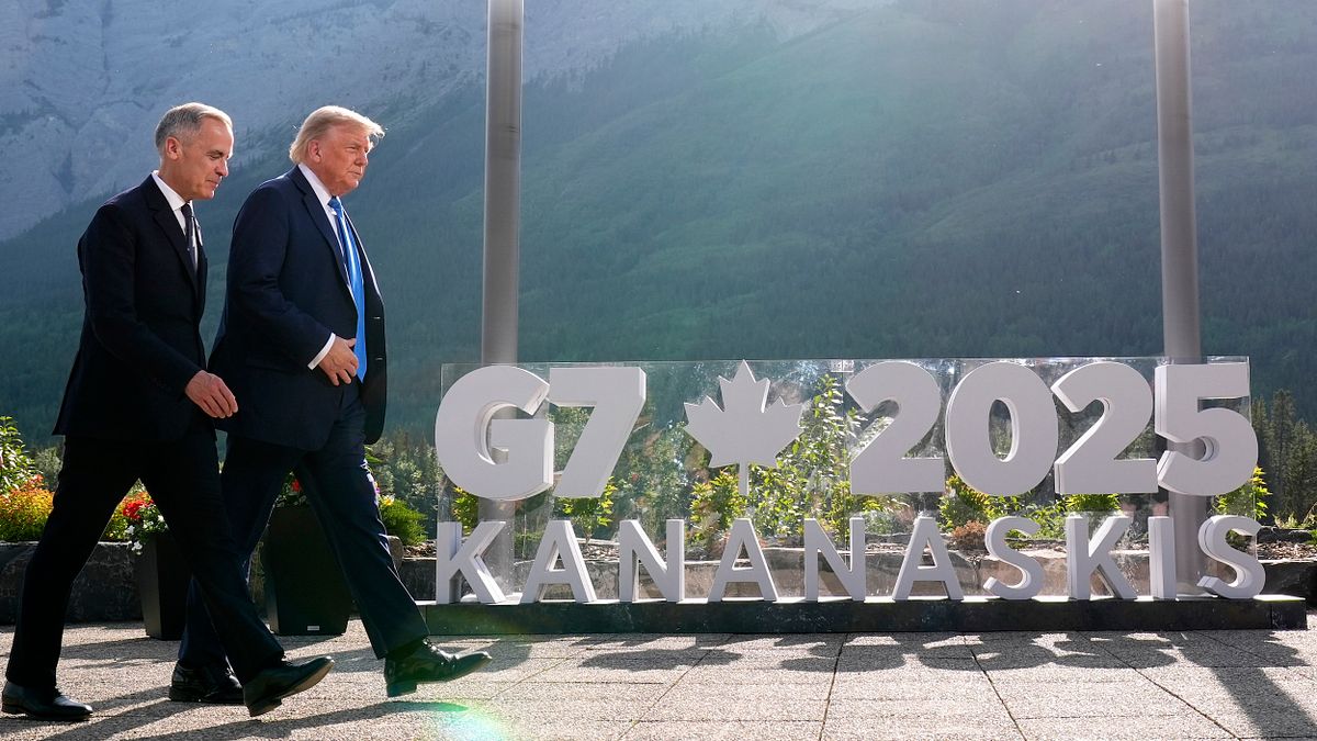 2025年6月16日,美國總統川普出席在加拿大舉行的G7峰會,一旁是東道主加拿大總理卡尼。(美聯社) 2025年6月16日,美國總統川普出席在加拿大舉行的G7峰會,一旁是東道主加拿大總理卡尼。(美聯社)
