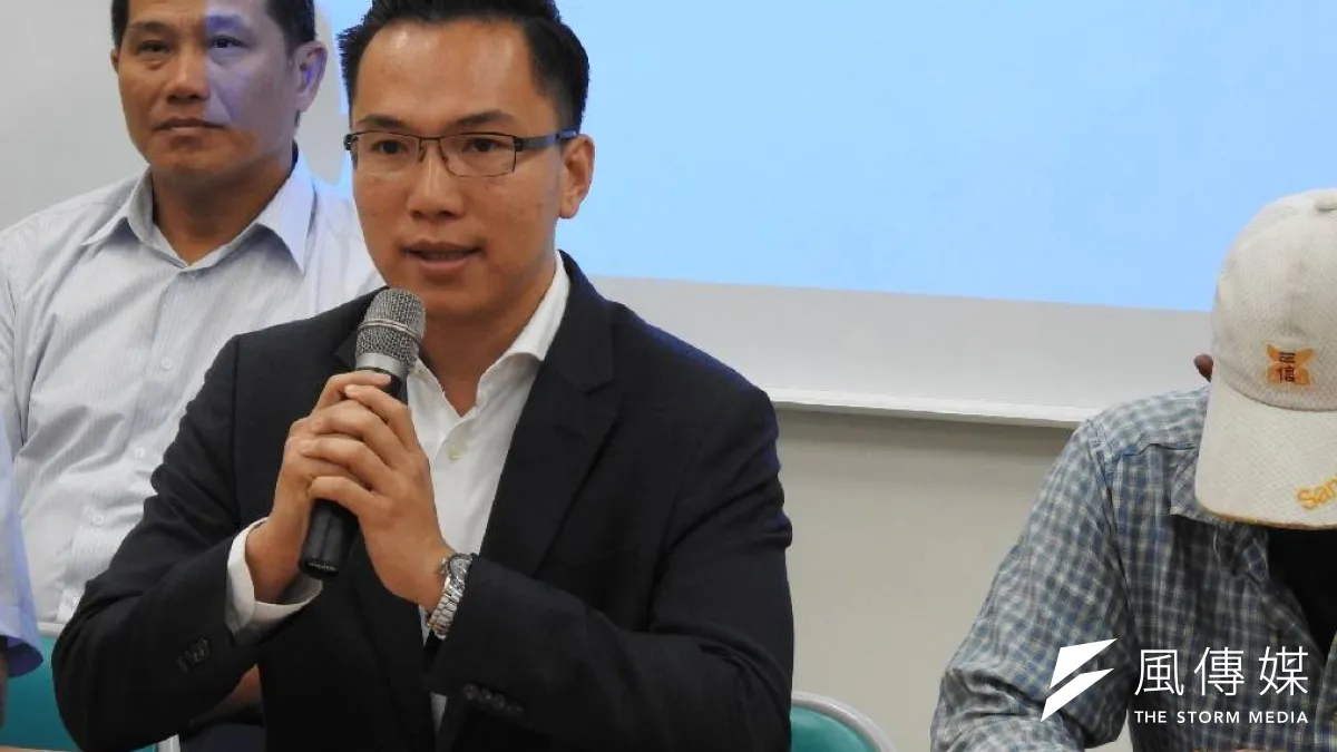 高市黃姓男子(前右)在議員林智鴻(前左)陪同下召開記者會,指控警方取締交通違規,竟向他索取紅包。(圖/徐炳文攝)