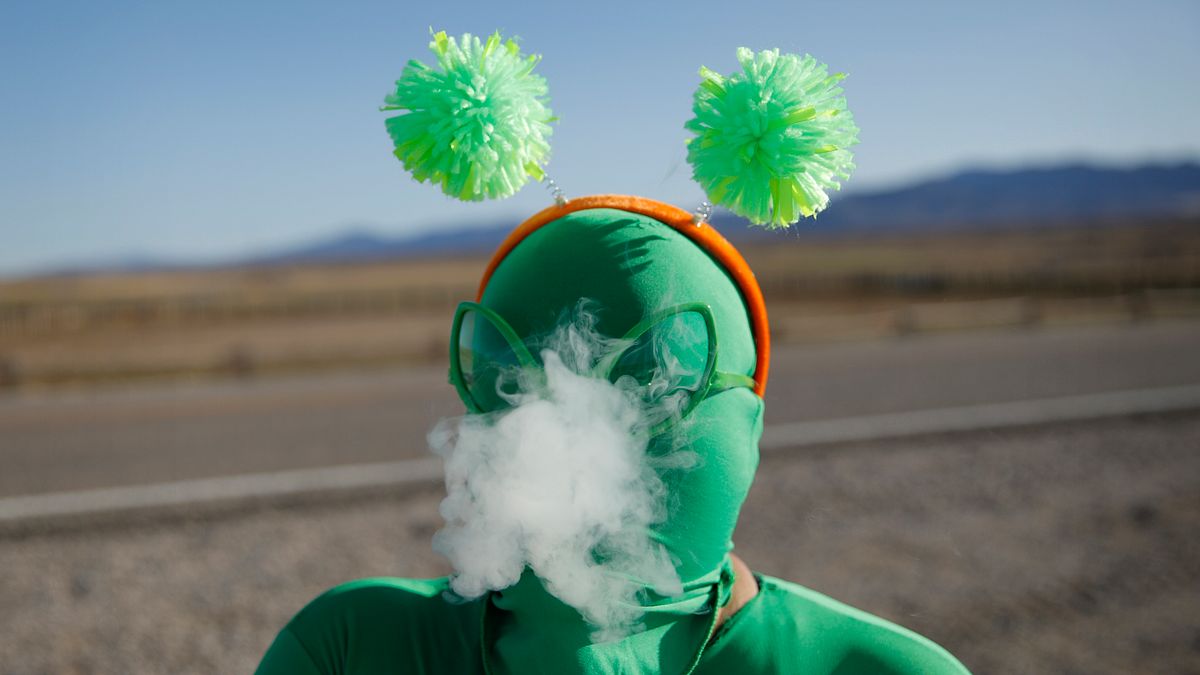 2019年9月21日,美國網民發動「進攻51區」(Storm Area 51)行動(吸菸有害身體健康)(AP) 2019年9月21日,美國網民發動「進攻51區」(Storm Area 51)行動(吸菸有害身體健康)(AP)