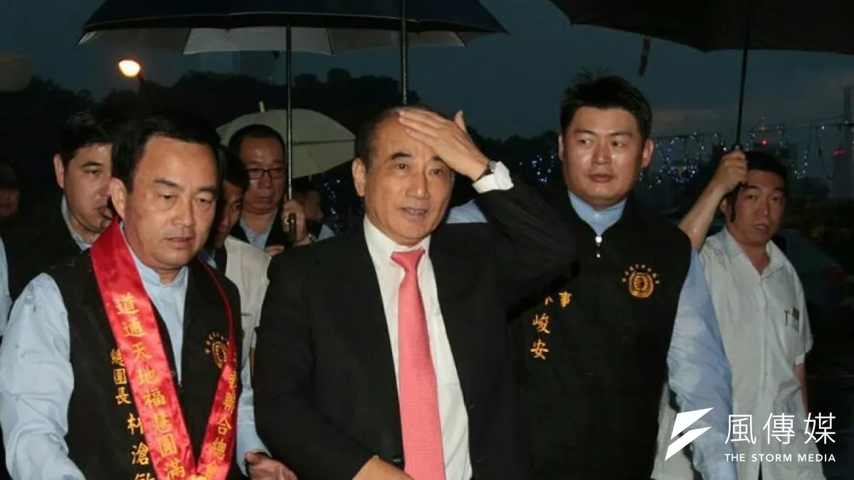民進黨總統參選人蔡英文於今晚出席「中華道教聯合總會」成立典禮,立法院長王金平(中)是該會榮譽會長,但兩人並未碰頭。(余志偉攝)