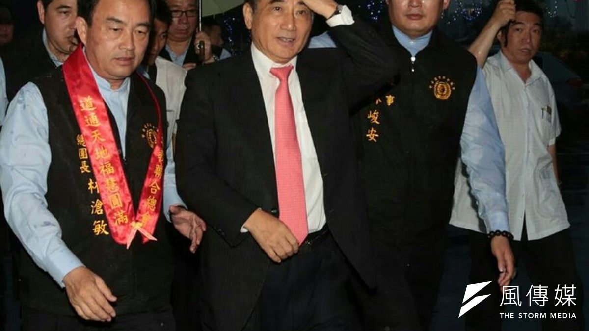 民進黨總統參選人蔡英文於今晚出席「中華道教聯合總會」成立典禮,立法院長王金平(中)是該會榮譽會長,但兩人並未碰頭。(余志偉攝) 民進黨總統參選人蔡英文於今晚出席「中華道教聯合總會」成立典禮,立法院長王金平(中)是該會榮譽會長,但兩人並未碰頭。(余志偉攝)