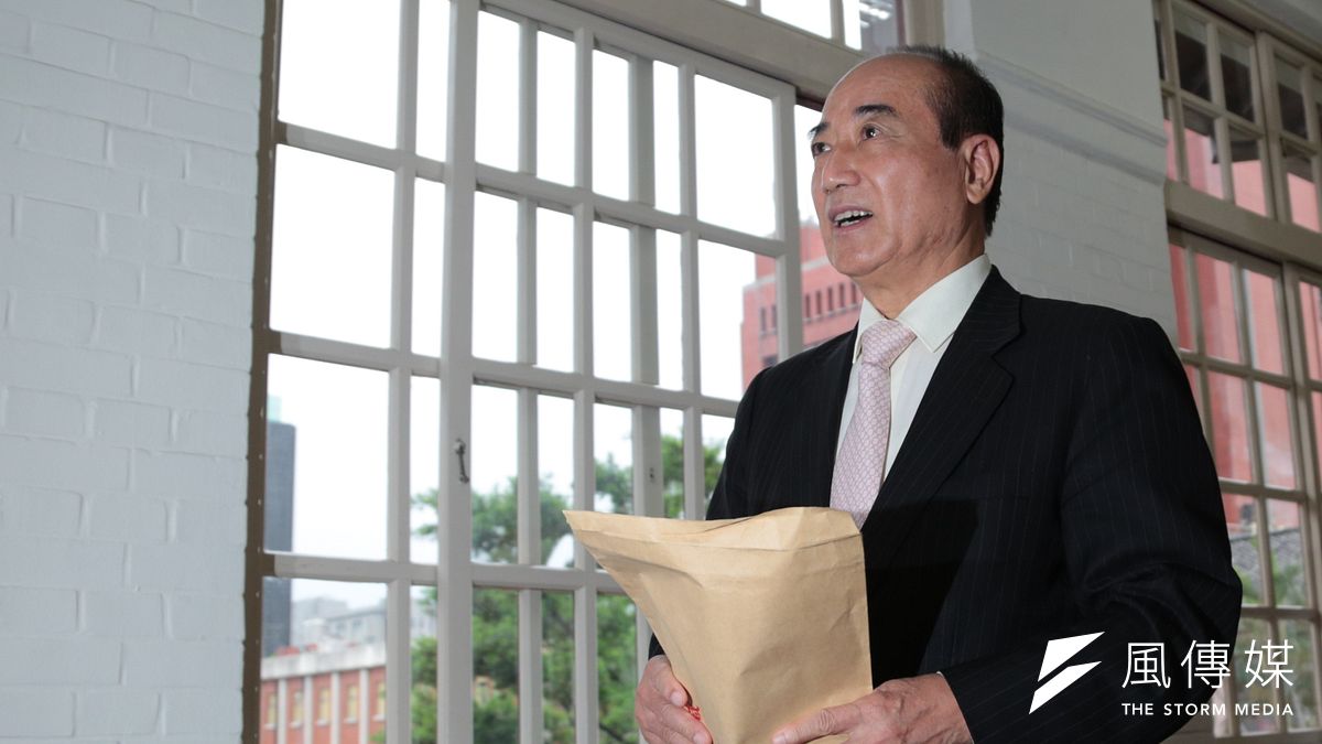 立法院長王金平表示,由於藍綠黨團針對財源的立場南轅北轍,15日將再邀財政部繼續協商。(余志偉攝) 立法院長王金平表示,由於藍綠黨團針對財源的立場南轅北轍,15日將再邀財政部繼續協商。(余志偉攝)