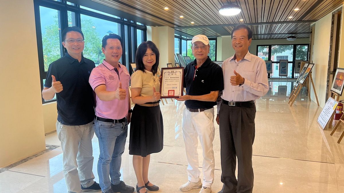 南港高工致贈點將家感謝狀,點將家代表人陳景松先生(右二)、南港高工劉美慧校長(左中)、南港高工林謙育主任(左二)。(圖/南港高工提供) 南港高工致贈點將家感謝狀,點將家代表人陳景松先生(右二)、南港高工劉美慧校長(左中)、南港高工林謙育主任(左二)。(圖/南港高工提供)