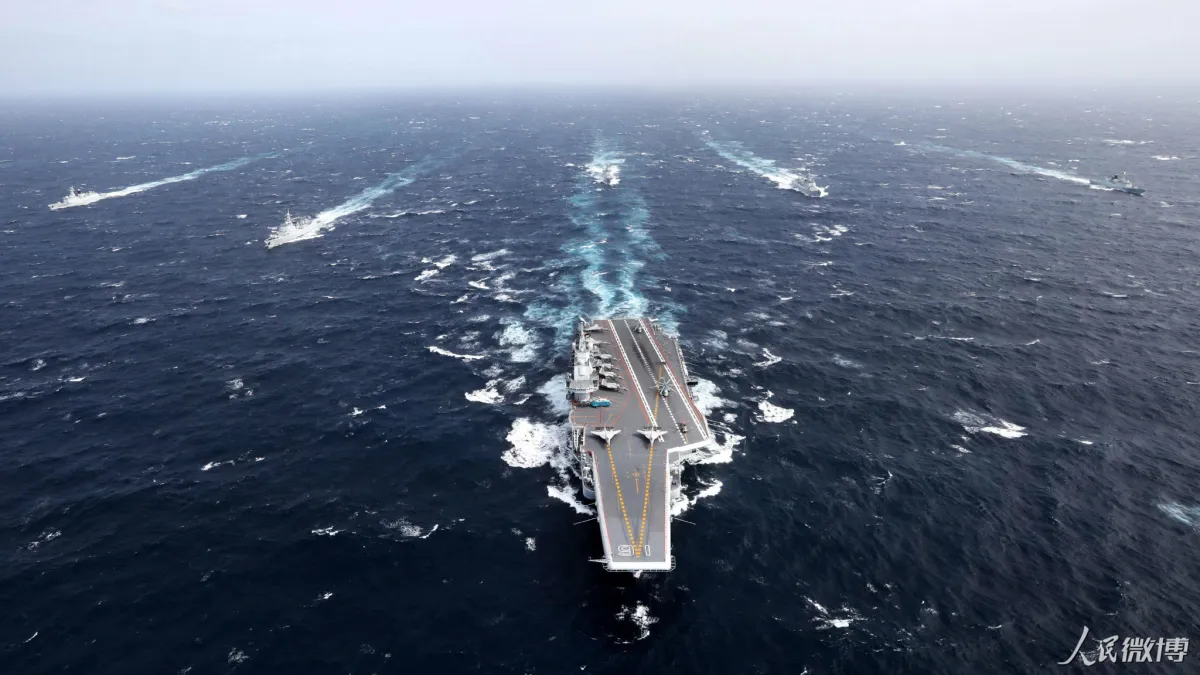 中國大陸航空母艦遼寧號選在10日晚間9點北返,艦隊延著台灣海峽中線以西向北走,達成繞行台灣一圈。圖為遼寧號與5艘驅逐艦。(資料照,取自中國海軍發布微博)