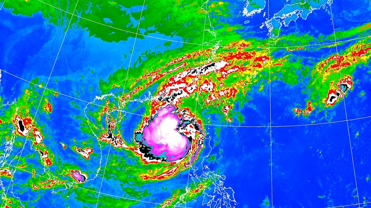 明天天氣》鳳凰颱風到家門口!全台23區停班課開啟「風雨暴走模式」最快放晴時間出爐