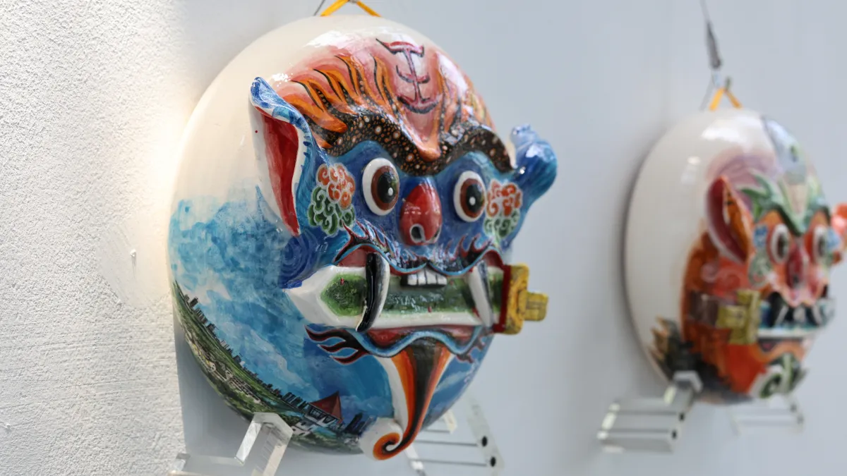 宋健誠《祈福避邪劍獅》,有如平安幸福的守護神。(圖/新北陶博館提供)