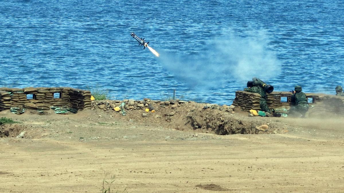 國軍標槍飛彈憑空消失「標靶卻自爆」?專家揭畫面真相:現代裝甲車殺手