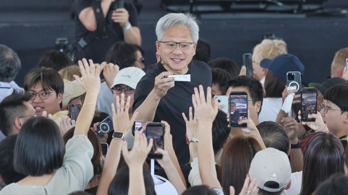 員工大會金句連發!黃仁勳管理學:我討厭電梯、用光速衡量輝達執行力
