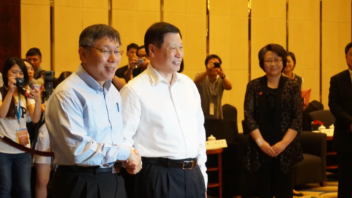 去年7月「台北─上海雙城論壇」,台北市長柯文哲、上海市長應勇會面。(資料照,北市府提供)