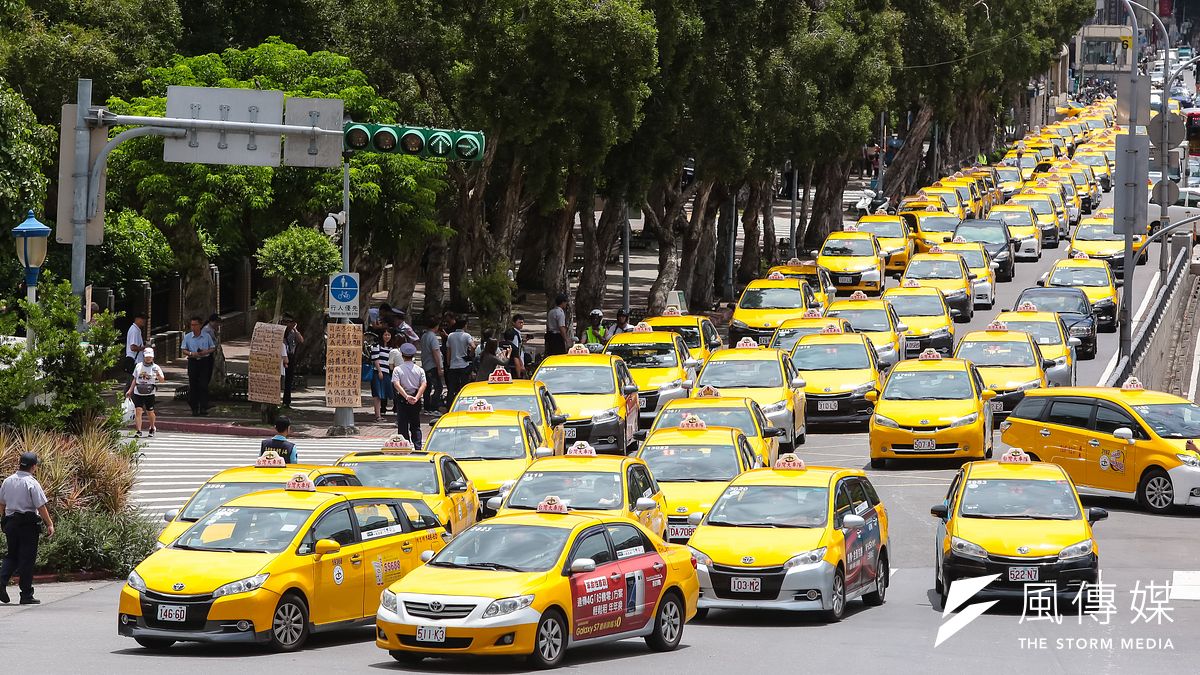 計程車12日以慢速行駛的方式突襲包圍行政院。(顏麟宇攝) 計程車12日以慢速行駛的方式突襲包圍行政院。(顏麟宇攝)