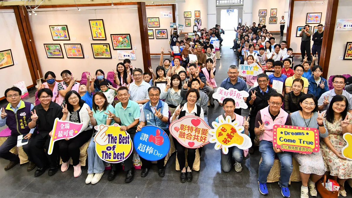 彰化縣長王惠美出席彰化藝術館「看見希望,擁抱愛~童畫心世界畫展」開幕活動。(圖/彰化縣政府) 彰化縣長王惠美出席彰化藝術館「看見希望,擁抱愛~童畫心世界畫展」開幕活動。(圖/彰化縣政府)