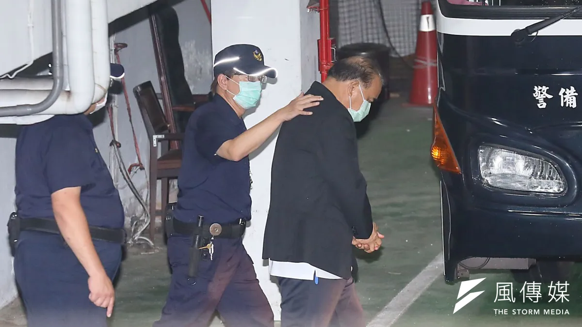 台北地方法院審理立委收賄案,立委廖國棟(右一)辦公室主任丁復華到庭認罪。(資料照,柯承惠攝)