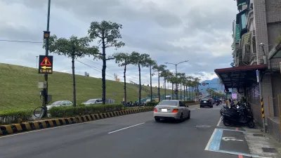 系統偵測到支道有汽機車駛出+LED資訊可變標誌警示預告。(圖/新北市交通局提供)