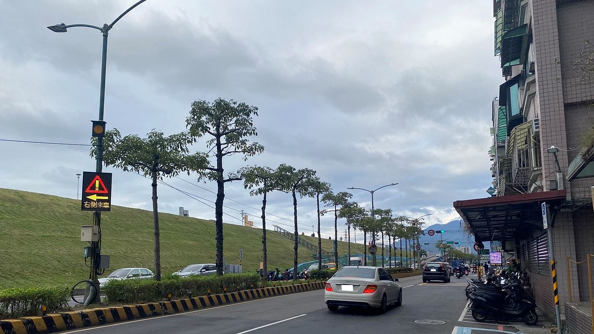系統偵測到支道有汽機車駛出+LED資訊可變標誌警示預告。(圖/新北市交通局提供) 系統偵測到支道有汽機車駛出+LED資訊可變標誌警示預告。(圖/新北市交通局提供)