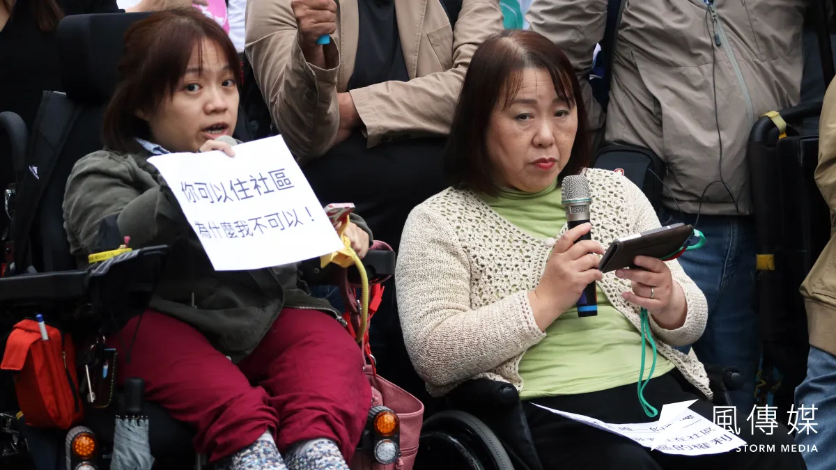 民間團體下午在行政院外召開「回應《身心障礙者權利公約》初次國家報告國際審查會議結論性意見」記者會,來自日本的NGO團體(右)發表看法。(蘇仲泓攝)