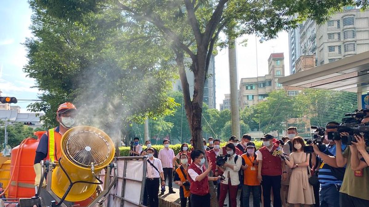 新北市長侯友宜視察清消作業,表示新北將全力阻隔疫情傳播。(圖/新北市環保局提供) 新北市長侯友宜視察清消作業,表示新北將全力阻隔疫情傳播。(圖/新北市環保局提供)
