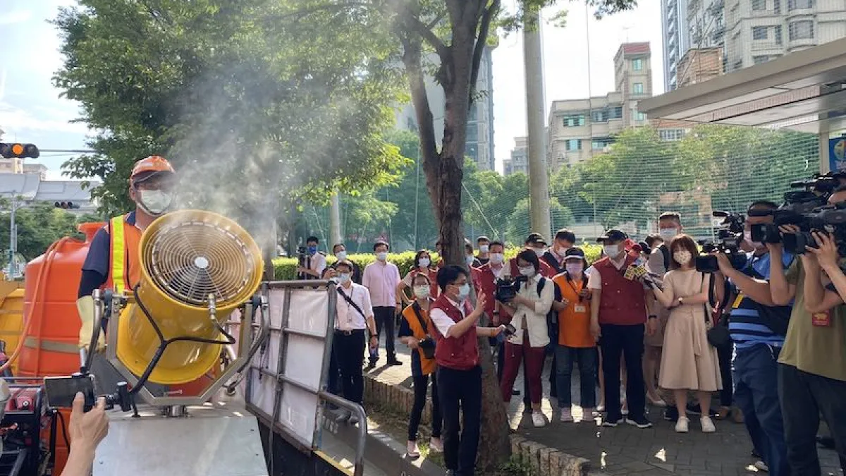 新北市長侯友宜視察清消作業,表示新北將全力阻隔疫情傳播。(圖/新北市環保局提供)