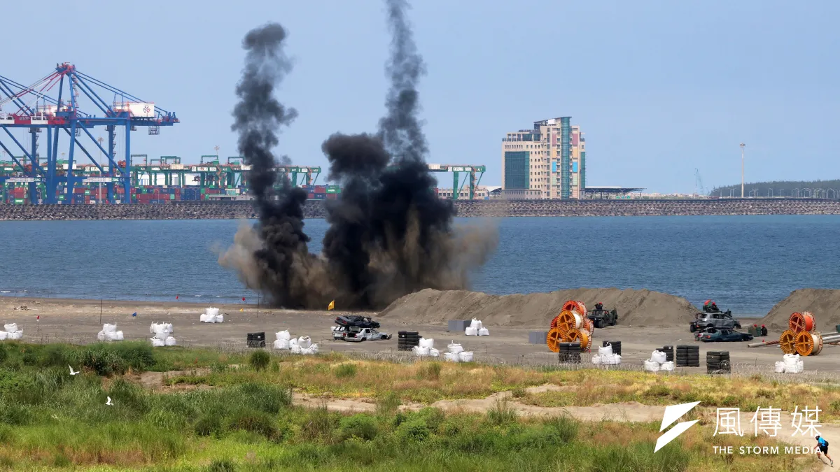 國軍在新北八里地區執行「聯合反登陸作戰操演」,模擬灘岸被攻擊的爆破。(蘇仲泓攝)