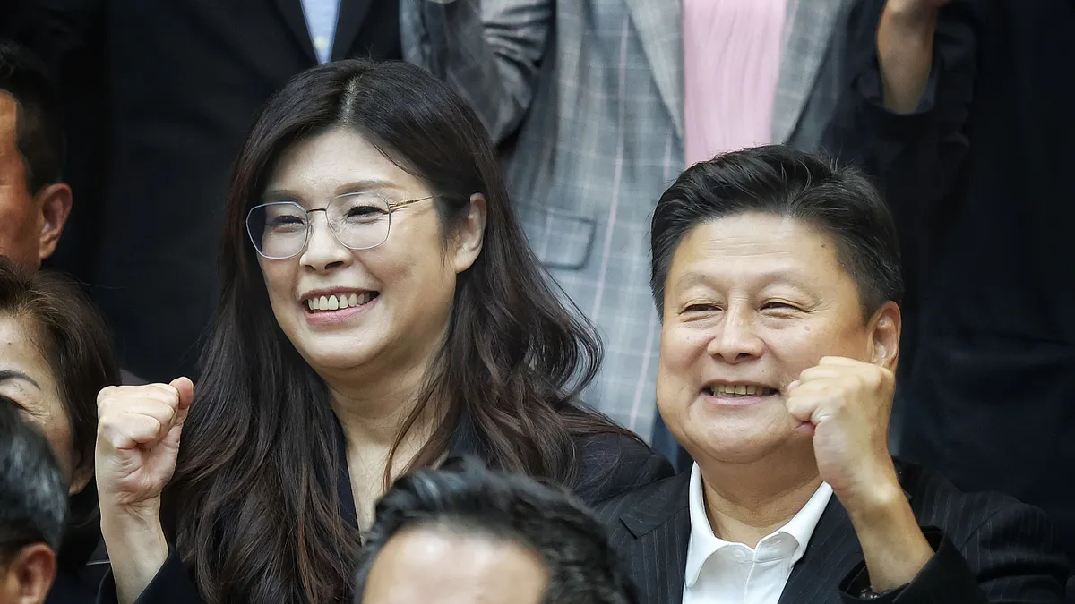 2025年10月20日、国民党主席当選人の鄭麗文氏(左)が国民党立法院党団総召集人の傅崐萁氏(右)や党団メンバーに挨拶。(写真/柯承惠撮影) 2025年10月20日、国民党主席当選人の鄭麗文氏(左)が国民党立法院党団総召集人の傅崐萁氏(右)や党団メンバーに挨拶。(写真/柯承惠撮影)