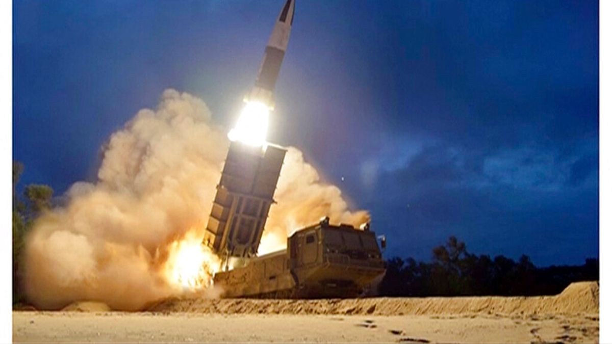 北韓官媒所釋出的新型戰術制導武器飛彈11日的發射畫面。(美聯社) 北韓官媒所釋出的新型戰術制導武器飛彈11日的發射畫面。(美聯社)