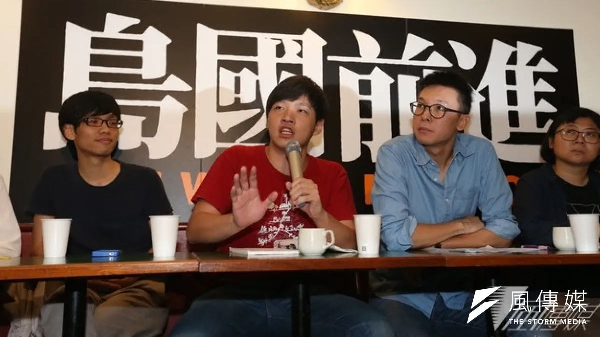 318學運之後,不少運動者並未放棄,陳為廷及林飛帆組成島國前進,就是其中一例。(吳逸驊攝)