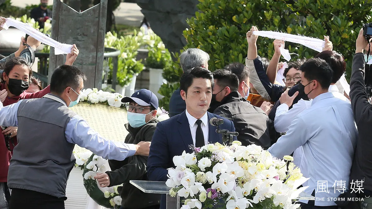 台北市二二八事件76周年紀念會28日在二二八紀念碑廣場舉行,台北市長蔣萬安(中)致詞時,有民眾衝進會場抗議。(柯承惠攝) 台北市二二八事件76周年紀念會28日在二二八紀念碑廣場舉行,台北市長蔣萬安(中)致詞時,有民眾衝進會場抗議。(柯承惠攝)