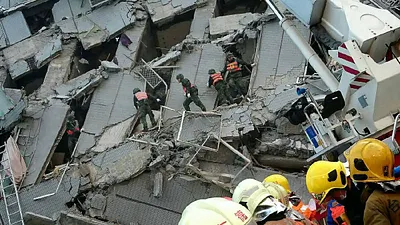南部大地震,台南市永康區維冠大樓遭強震震垮,國軍全力救援受困民眾。(國防部)