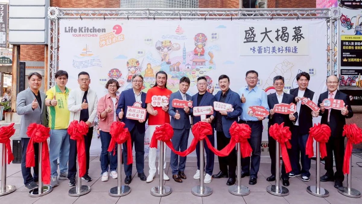 當年出席沙縣小吃台灣旗艦店開幕的政商名流包括華訊集團董事長陳建寰、前立委蔡壁如(左四)、法務部次長黃世杰(左五)、演員李㼈(左六)、前藍委李德維(右四)、國策顧問余天(右五)等人。(資料照,創鑫生機提供)