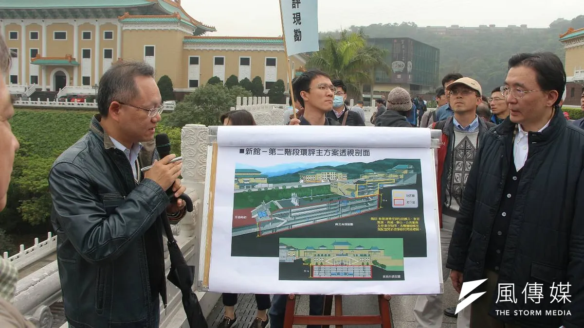 大故宮計畫17日舉辦審查前會勘,與會的民間團體與自救會指控本計畫是為了「圖利」,根本沒有開發的必要。(葉信菉攝)