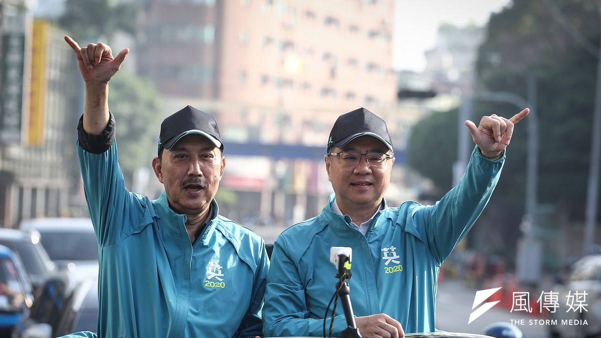 民進黨主席卓榮泰(右)與立委參選人余天(左)7日在三重車隊掃街拜票活動。(陳品佑攝) 民進黨主席卓榮泰(右)與立委參選人余天(左)7日在三重車隊掃街拜票活動。(陳品佑攝)