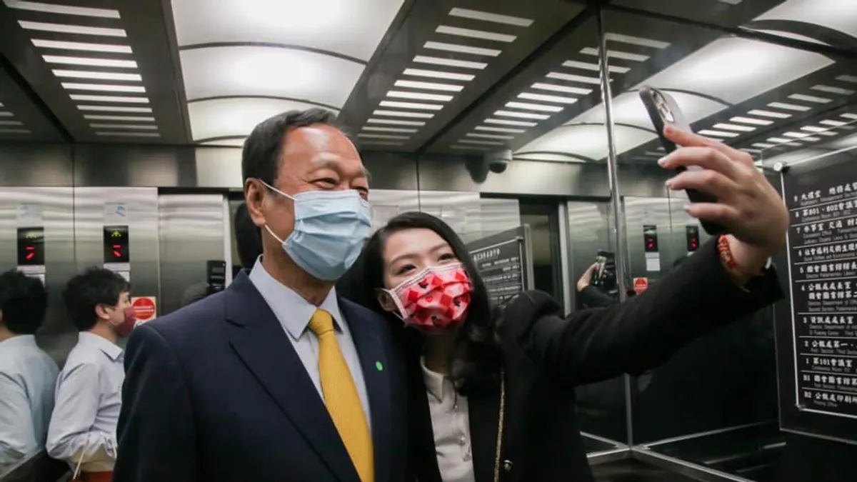 鴻海創辦人郭台銘(圖左)被作者認為是值得拱為大選候選人的人物。(資料照,取自高虹安臉書)