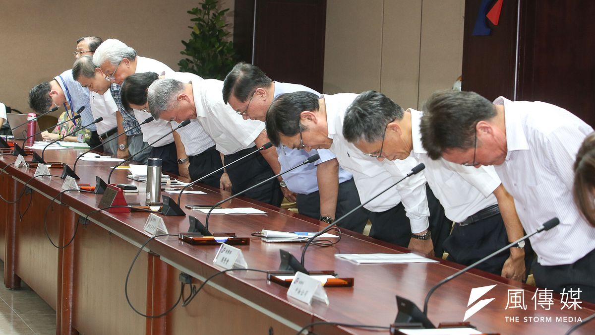 經濟部部長李世光(中)與台電、中油高層一字排開道歉,李世光在記者會就傳出請辭獲准。(資料照,陳明仁攝) 經濟部部長李世光(中)與台電、中油高層一字排開道歉,李世光在記者會就傳出請辭獲准。(資料照,陳明仁攝)