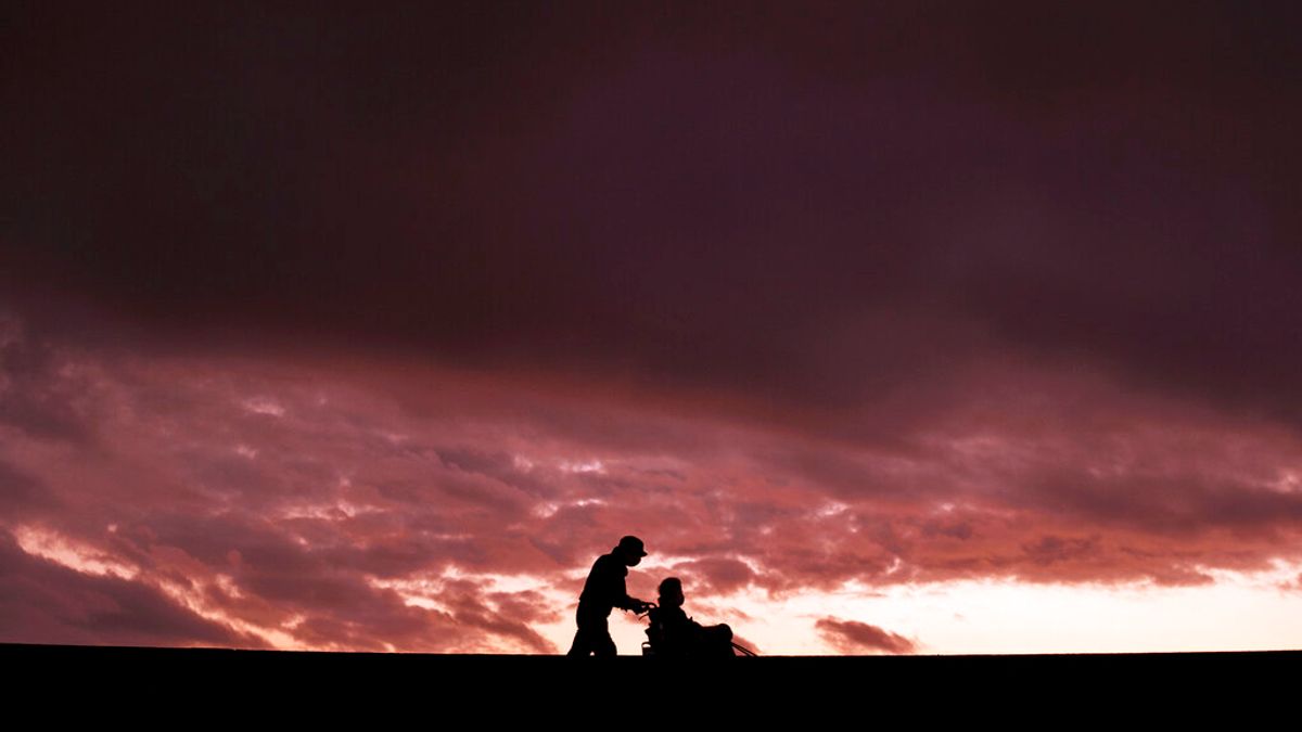 台灣正面臨少子化和社會超高齡化的挑戰,這也帶來了老年人照護人手不足的問題。(資料照,美聯社) 台灣正面臨少子化和社會超高齡化的挑戰,這也帶來了老年人照護人手不足的問題。(資料照,美聯社)