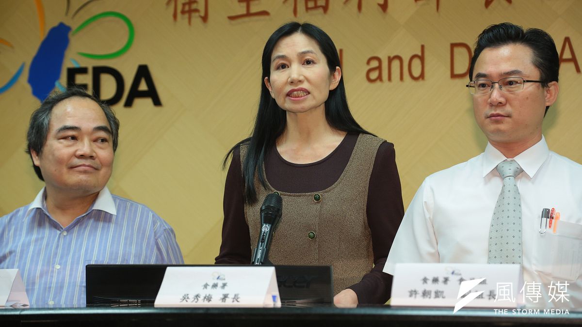 衛福部食藥署長吳秀梅26日召開「雞蛋遭戴奧辛污染檢驗結果說明」記者會,宣布「戴奧辛蛋」來自鴻彰畜牧場。(顏麟宇攝) 衛福部食藥署長吳秀梅26日召開「雞蛋遭戴奧辛污染檢驗結果說明」記者會,宣布「戴奧辛蛋」來自鴻彰畜牧場。(顏麟宇攝)