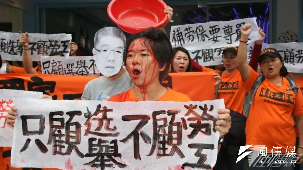 國道收費員自救會7日下午赴連勝文競選總部抗議,演出血淋勞工的行動劇,控訴國民黨政府傾全力投入選舉,卻任由黨工暴力毆打持不同意見的民眾,根本不在乎勞工死活。(余志偉攝)