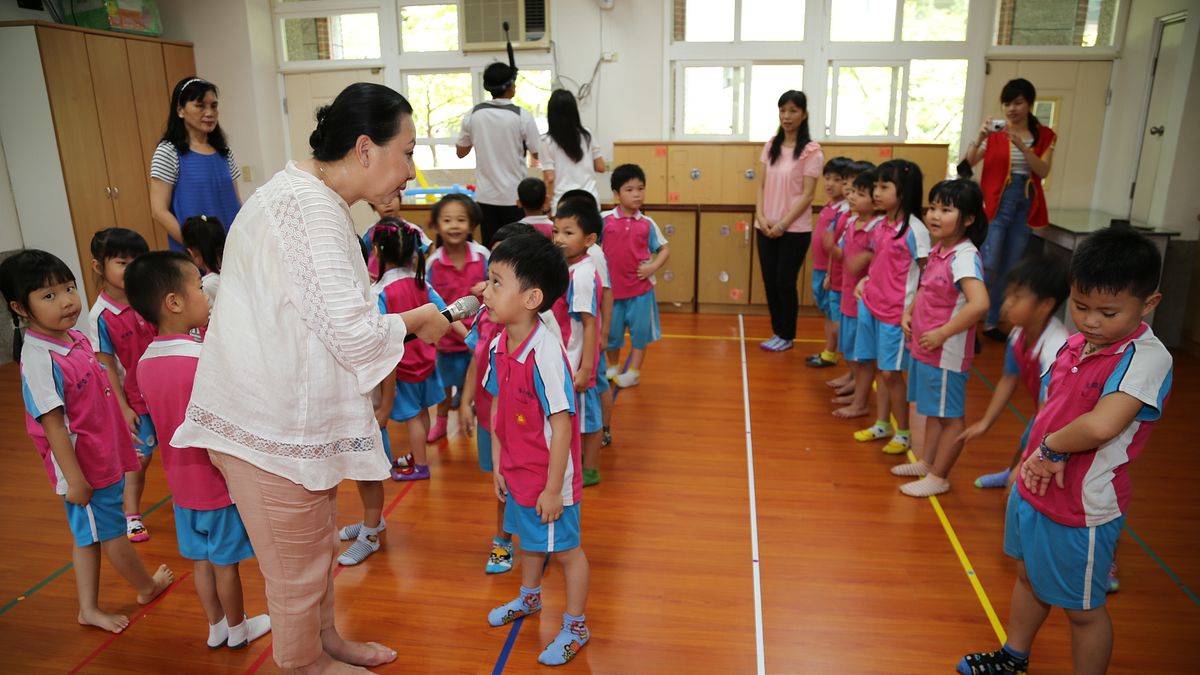 縣長偕國小學童邊玩邊學 嘉縣腸病毒防治寓教於樂 縣長偕國小學童邊玩邊學 嘉縣腸病毒防治寓教於樂