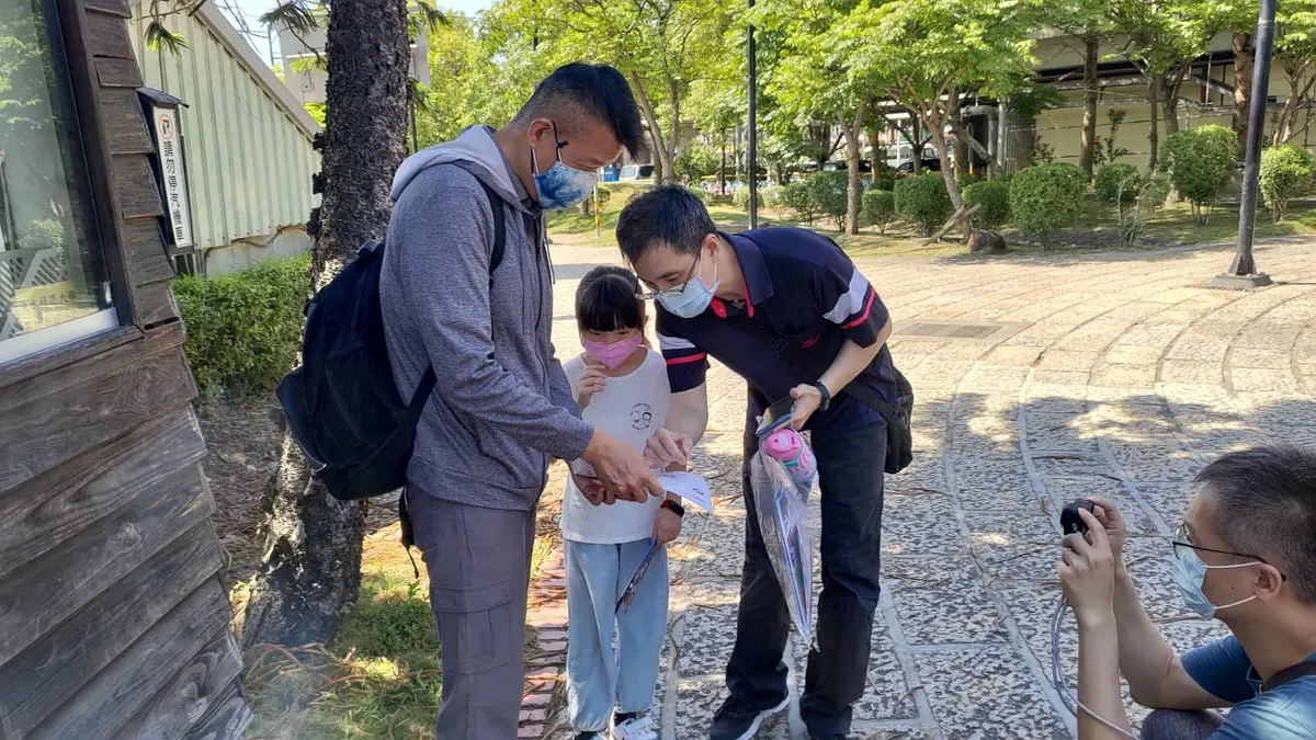 新北政風處與消防局推出全國第一套戶外實境解謎遊戲,邀請親子同樂,玩遊戲拿大獎。(圖/新北市政風處提供)