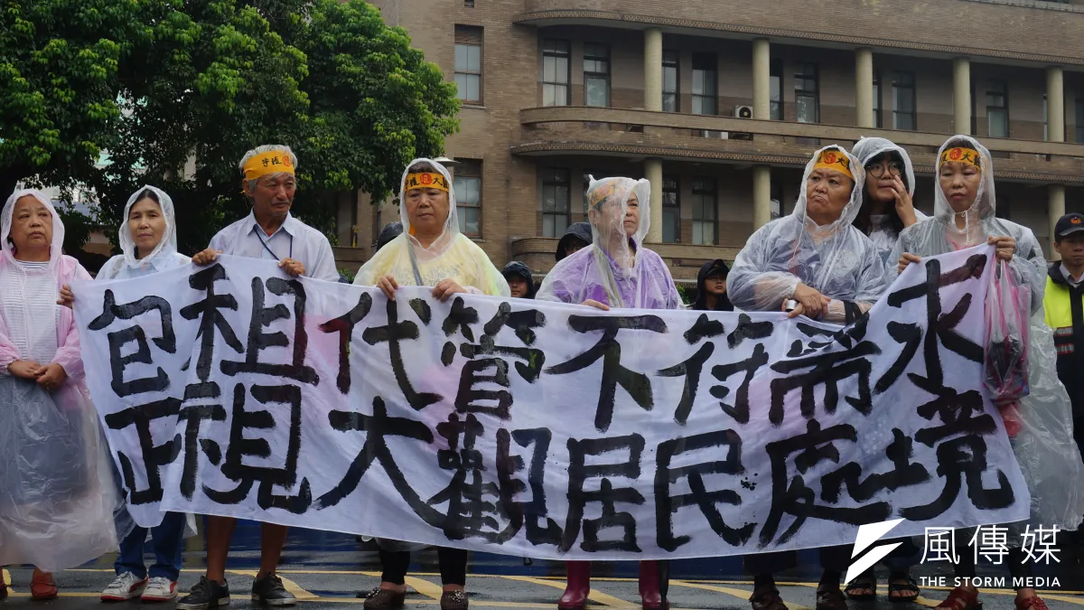 板橋大觀事件自救會今(19)天至行政院大門前,痛批官方毫無誠意、無視居民需求的安置方案。(陳子萱攝)