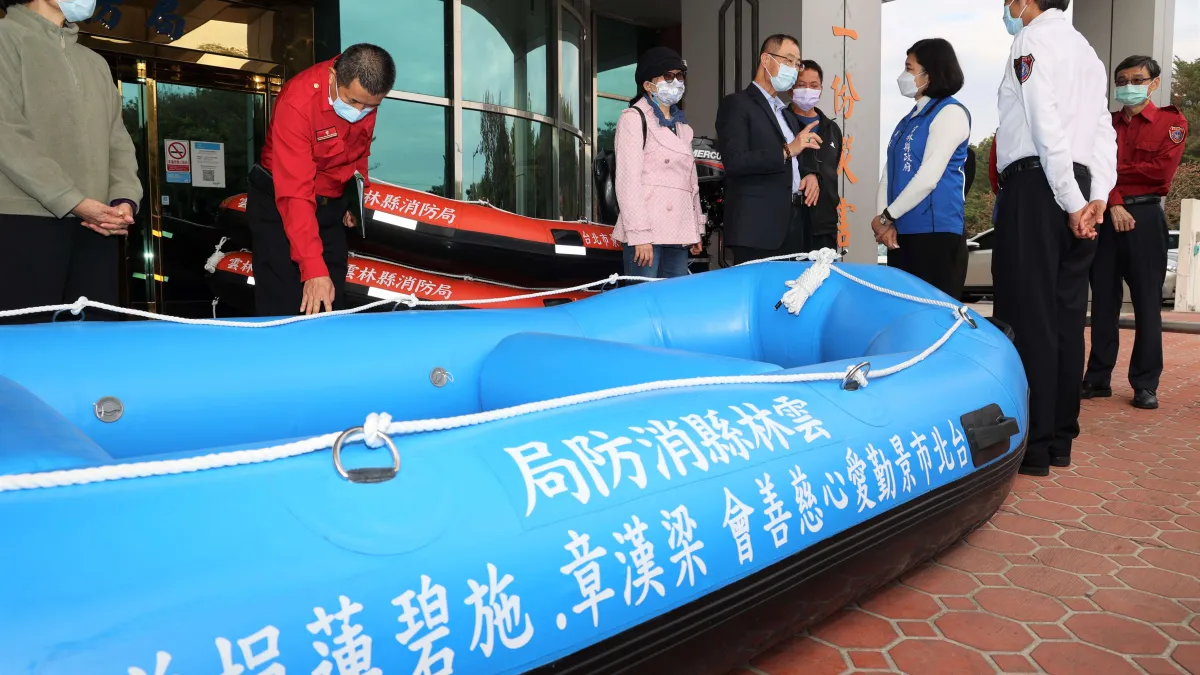 雲林縣長張麗善代表鄉親受贈救生艇並仔細聆聽解說。(圖/雲林縣政府)