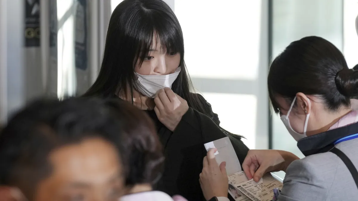 2021年11月14日,日本皇室秋筱宮夫婦的長女真子與丈夫小室圭從東京羽田機場乘坐民航飛往美國,將在紐約開始新生活。(AP)